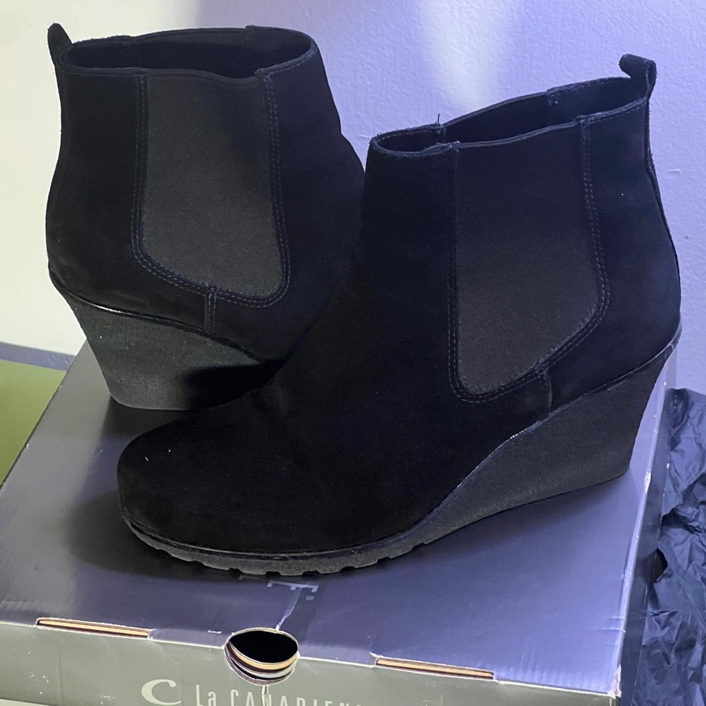 La CANADIENNE Kelsey Black Suede Wedge Booties Near Mint Condition